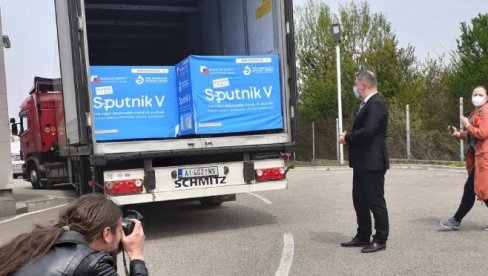 СПУТЊИК ВЕ СТИГАО У РЕПУБЛИКУ СРПСКУ: Нових 25.000 доза дочекао Ален Шеранић СПУТЊИК ВЕ СТИГАО У РЕПУБЛИКУ СРПСКУ: Нових 25.000 доза дочекао Ален Шеранић