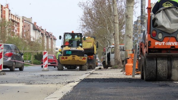 ОБНОВА ПАРКИРАЛИШТА НА НОВОСАДСКОМ БУЛЕВАРУ: Нови асфалт, безбеднији паркинг ОБНОВА ПАРКИРАЛИШТА НА НОВОСАДСКОМ БУЛЕВАРУ: Нови асфалт, безбеднији паркинг