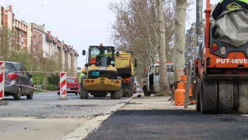 ОБНОВА ПАРКИРАЛИШТА НА НОВОСАДСКОМ БУЛЕВАРУ: Нови асфалт, безбеднији паркинг ОБНОВА ПАРКИРАЛИШТА НА НОВОСАДСКОМ БУЛЕВАРУ: Нови асфалт, безбеднији паркинг