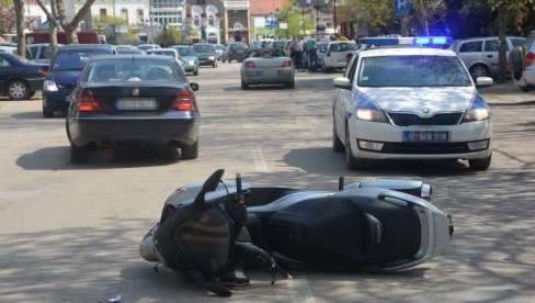 САОБРАЋАЈКА У НЕГОТИНУ: Мотоциклиста налетео на сеата, хитно превезен у Зздравствени центар (ФОТО СА МЕСТА НЕСРЕЋЕ) САОБРАЋАЈКА У НЕГОТИНУ: Мотоциклиста налетео на сеата, хитно превезен у Зздравствени центар (ФОТО СА МЕСТА НЕСРЕЋЕ)