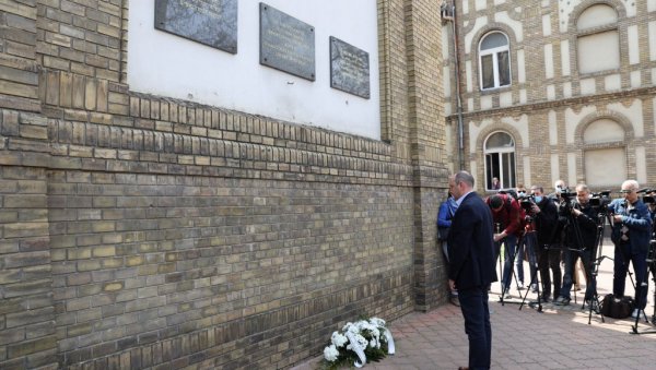 ИЗ ЛОГОРА СМРТИ ВЕЋИНА СЕ НИЈЕ ВРАТИЛА: У Новом Саду обележена 77. годишњица депортације Јевреја (ФОТО) ИЗ ЛОГОРА СМРТИ ВЕЋИНА СЕ НИЈЕ ВРАТИЛА: У Новом Саду обележена 77. годишњица депортације Јевреја (ФОТО)