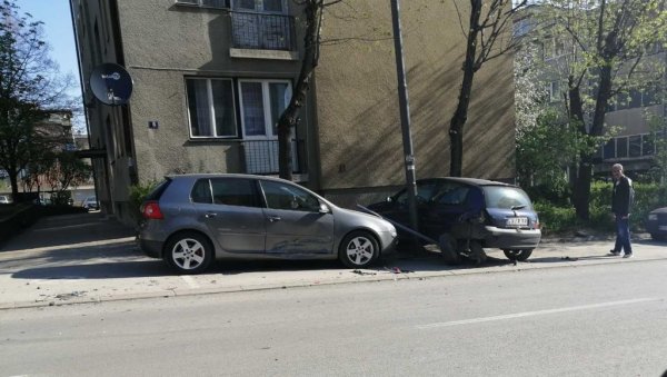 САОБРАЋАЈКЕ У БОРУ: Возач ударио у паркирана возила, мотоциклиста оборен код Дома здравља САОБРАЋАЈКЕ У БОРУ: Возач ударио у паркирана возила, мотоциклиста оборен код Дома здравља