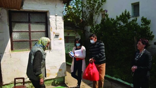 ПОМОЋ ЗА 400 СИРОМАШНИХ У СВИЛАЈНЦУ: Уз пакете са намирницима - средства за хигијену и дезинфекцију руку ПОМОЋ ЗА 400 СИРОМАШНИХ У СВИЛАЈНЦУ: Уз пакете са намирницима - средства за хигијену и дезинфекцију руку