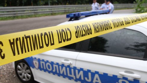 DRAMA NA PUTU: Devojka se prevrnula kolima, ostala zaglavljena, a fudbaleri Zvijezde istrčali joj u pomoć DRAMA NA PUTU: Devojka se prevrnula kolima, ostala zaglavljena, a fudbaleri Zvijezde istrčali joj u pomoć