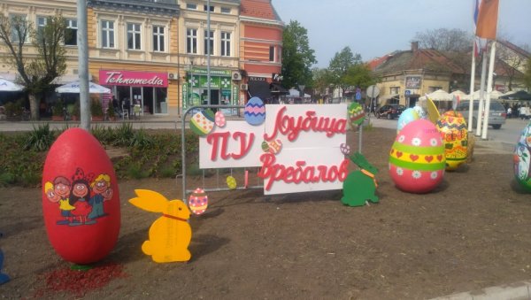 УКРАШЕН ТРГ ОСЛОБОЂЕЊА: Деца направила ускршњу декорацију УКРАШЕН ТРГ ОСЛОБОЂЕЊА: Деца направила ускршњу декорацију