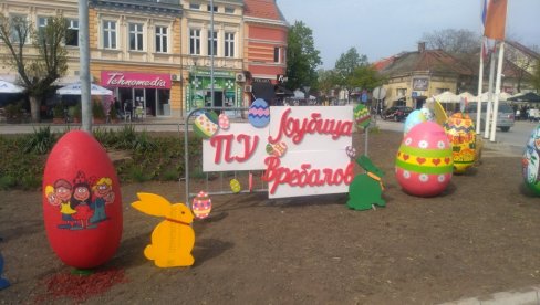 УКРАШЕН ТРГ ОСЛОБОЂЕЊА: Деца направила ускршњу декорацију УКРАШЕН ТРГ ОСЛОБОЂЕЊА: Деца направила ускршњу декорацију