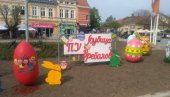 УКРАШЕН ТРГ ОСЛОБОЂЕЊА:  Деца направила ускршњу декорацију