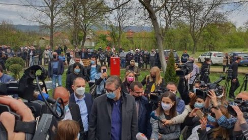 МЕШТАНИ ПУКОВЦА ОДУШЕВЉЕНИ ДОЛАСКОМ ПРЕДСЕДНИКА: Вакцинација Александра Вучића је мотив више и за нас МЕШТАНИ ПУКОВЦА ОДУШЕВЉЕНИ ДОЛАСКОМ ПРЕДСЕДНИКА: Вакцинација Александра Вучића је мотив више и за нас