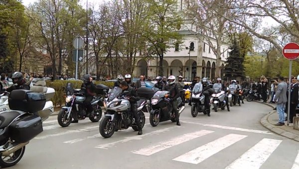 ПОВОРКА МОТОРА ЗА НОЋНОГ ВУКА: Нишлије се окупиле да на вечни починак испрате Сашу Савића - бајкери дошли са читавог Балкана (ФОТО/ВИДЕО) ПОВОРКА МОТОРА ЗА НОЋНОГ ВУКА: Нишлије се окупиле да на вечни починак испрате Сашу Савића - бајкери дошли са читавог Балкана (ФОТО/ВИДЕО)