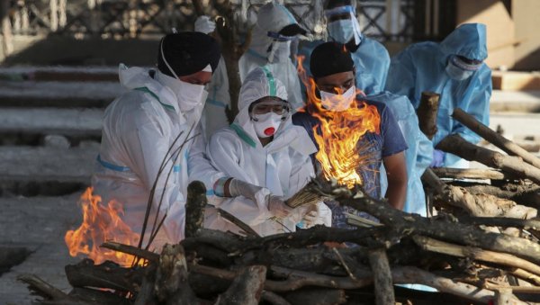 АКО ПОСТОЈИ ПАКАО, ТО ЈЕ ОВО: Потресна исповест лекара из Индије - Мртви се кремирају на паркинзима, пацијенти леже на носилима (ФОТО) АКО ПОСТОЈИ ПАКАО, ТО ЈЕ ОВО: Потресна исповест лекара из Индије - Мртви се кремирају на паркинзима, пацијенти леже на носилима (ФОТО)