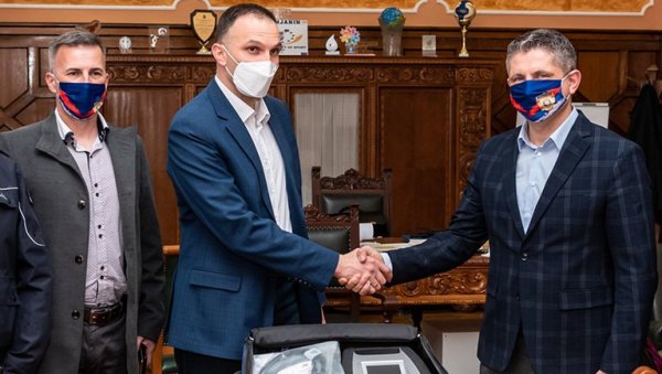 ДРОГА ТЕСТ НА ДАР ПОЛИЦИЈИ: Биће коришћен у контроли саобраћаја у Зрењанину ДРОГА ТЕСТ НА ДАР ПОЛИЦИЈИ: Биће коришћен у контроли саобраћаја у Зрењанину