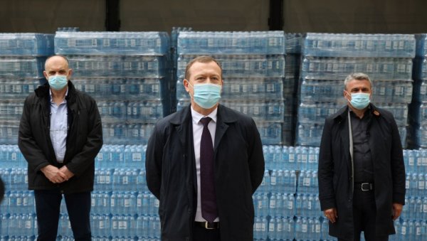 ХУМАНОСТ НА ДЕЛУ У БОРБИ ПРОТИВ ЦОВИД-19: НИС донирао Јазак воду Општој болници у Чачку ХУМАНОСТ НА ДЕЛУ У БОРБИ ПРОТИВ ЦОВИД-19: НИС донирао Јазак воду Општој болници у Чачку