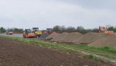 ПОЧИЊЕ ИЗГРАДЊА ТРЕЋЕ КОВИД БОЛНИЦЕ: Објекат на Мишелуку имаће 600 лежајева (ФОТО) ПОЧИЊЕ ИЗГРАДЊА ТРЕЋЕ КОВИД БОЛНИЦЕ: Објекат на Мишелуку имаће 600 лежајева (ФОТО)