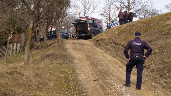 ИЗРЕШЕТАО БРАТА СА 20 МЕТАКА: Стравичан злочин испред куће Узелчевих у Средњем Бушевићу код Крупе на Уни ИЗРЕШЕТАО БРАТА СА 20 МЕТАКА: Стравичан злочин испред куће Узелчевих у Средњем Бушевићу код Крупе на Уни