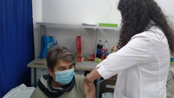 ДАНАС У ПАРАЋИНУ ВАКЦИНИСАНО ВИШЕ ОД 300 ЉУДИ: Вакцина се даје по позиву и без, а тако ће бити и сутра ДАНАС У ПАРАЋИНУ ВАКЦИНИСАНО ВИШЕ ОД 300 ЉУДИ: Вакцина се даје по позиву и без, а тако ће бити и сутра