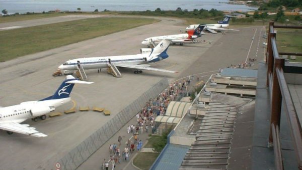 ДАЛА ОСТАВКУ ЈЕР НЕМА ПОДРШКУ НАДЛЕЖНИХ: Директорка Ана Лончаревић Бадњар одлучила да напусти Аеродроме Црне Горе ДАЛА ОСТАВКУ ЈЕР НЕМА ПОДРШКУ НАДЛЕЖНИХ: Директорка Ана Лончаревић Бадњар одлучила да напусти Аеродроме Црне Горе