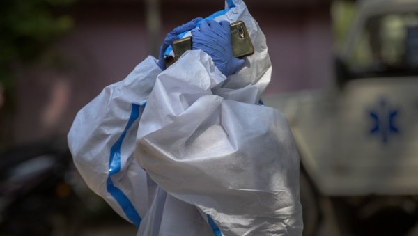 СТРАШНЕ БРОЈКЕ У ИНДИЈИ: Корона не посустаје - 12. дан заредом више од 300.000 новооболелих СТРАШНЕ БРОЈКЕ У ИНДИЈИ: Корона не посустаје - 12. дан заредом више од 300.000 новооболелих