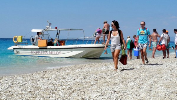 НА ЕГЕЈСКОМ МОРУ ЈОШ ВАЖИ ПОЛИЦИЈСКИ ЧАС: Грчка почиње полако да попушта мере, како би их укинула с почетком сезоне НА ЕГЕЈСКОМ МОРУ ЈОШ ВАЖИ ПОЛИЦИЈСКИ ЧАС: Грчка почиње полако да попушта мере, како би их укинула с почетком сезоне