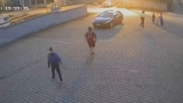 ОБЈАВЉЕН СНИМАК ДРАМЕ НА АЛТИНИ: Деца се играју, из црног аутомобила их посматрају, па им прилази жена (ВИДЕО) ОБЈАВЉЕН СНИМАК ДРАМЕ НА АЛТИНИ: Деца се играју, из црног аутомобила их посматрају, па им прилази жена (ВИДЕО)