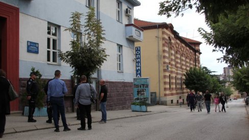 LISICE ZBOG PRETNJI NAČELNIKU POLICIJE: Uhapšen Vranjanac ispred glavnog ulaza u PU LISICE ZBOG PRETNJI NAČELNIKU POLICIJE: Uhapšen Vranjanac ispred glavnog ulaza u PU