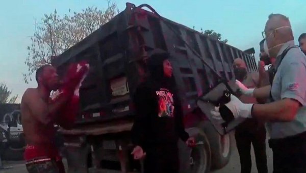 ИСПЛИВАО СНИМАК ПРЕТУЧЕНОГ КОШАРКАША ХЈУСТОНА: После изласка из стриптиз клуба ушао у погрешан ауто па добио флашу у главу (ВИДЕО) ИСПЛИВАО СНИМАК ПРЕТУЧЕНОГ КОШАРКАША ХЈУСТОНА: После изласка из стриптиз клуба ушао у погрешан ауто па добио флашу у главу (ВИДЕО)