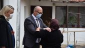 MINISTAR RAKIĆ U CERNICI: Izgradićemo novu školu, a porodica Menković će dobiti novu kuću MINISTAR RAKIĆ U CERNICI: Izgradićemo novu školu, a porodica Menković će dobiti novu kuću