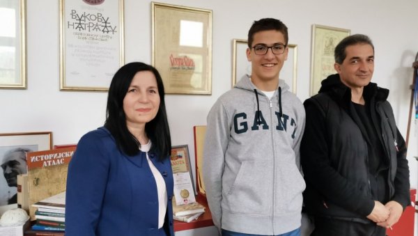 ВЕЛИКИ УСПЕХ БОГДАНА ИЗ ВРАЊА: Миленковић освојио треће место на Државном такмичењу из Физике ВЕЛИКИ УСПЕХ БОГДАНА ИЗ ВРАЊА: Миленковић освојио треће место на Државном такмичењу из Физике
