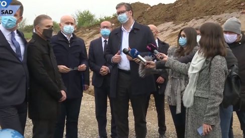 ОГРОМНО ИНТЕРЕСОВАЊЕ ПОМОЋ ОД 60 ЕВРА: Председник саопштио - За 12 сати се пријавило више од милион грађана Србије ОГРОМНО ИНТЕРЕСОВАЊЕ ПОМОЋ ОД 60 ЕВРА: Председник саопштио - За 12 сати се пријавило више од милион грађана Србије