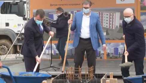 ВУЧИЋ ПОЛОЖИО КАМЕН ТЕМЕЉАЦ: Једини лек је вакцинација, после ковида болница ће служити као интензивна нега (ВИДЕО) ВУЧИЋ ПОЛОЖИО КАМЕН ТЕМЕЉАЦ: Једини лек је вакцинација, после ковида болница ће служити као интензивна нега (ВИДЕО)