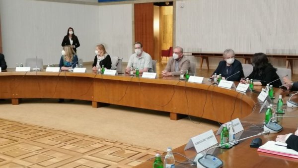 СУТРА О СВАДБАМА, КОНЦЕРТИМА И МАТУРАМА: Кризни штаб разматра даље попуштање мера - можда ћемо на лето и у Гучу и на Егзит! СУТРА О СВАДБАМА, КОНЦЕРТИМА И МАТУРАМА: Кризни штаб разматра даље попуштање мера - можда ћемо на лето и у Гучу и на Егзит!