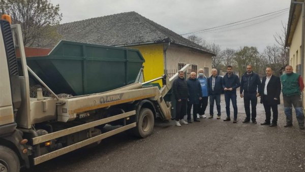 ЗА 20 КОНТЕЈНЕРА ДВА МИЛИОНА: Сомбор наставља акцију одношења кабастог отпада ЗА 20 КОНТЕЈНЕРА ДВА МИЛИОНА: Сомбор наставља акцију одношења кабастог отпада