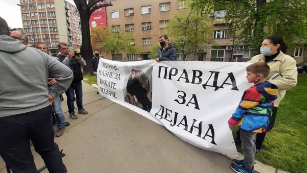 ПРОТЕСТ ЗБОГ СТРАДАЛИХ АНДРЕЈА И ДЕЈАНА : Најближи незадовољни казном - Ја сам у једном тренутку изгубила дете, оно ми је отргнуто (ФОТО) ПРОТЕСТ ЗБОГ СТРАДАЛИХ АНДРЕЈА И ДЕЈАНА : Најближи незадовољни казном - Ја сам у једном тренутку изгубила дете, оно ми је отргнуто (ФОТО)