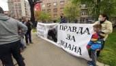 ПРОТЕСТ ЗБОГ СТРАДАЛИХ АНДРЕЈА И ДЕЈАНА : Најближи незадовољни казном - Ја сам у једном тренутку изгубила дете, оно ми је отргнуто (ФОТО)