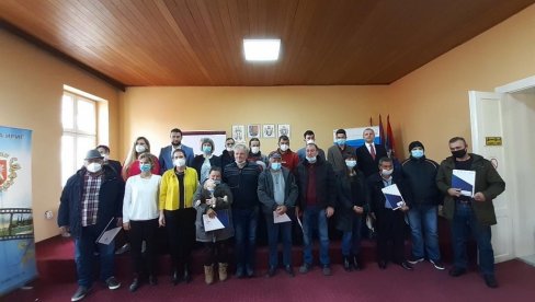 ДОЧЕКАЛИ СВОЈ КРОВ НАД ГЛАВОМ: У Иригу 15 избегличких породица добило уговоре за куповину сеоских кућа ДОЧЕКАЛИ СВОЈ КРОВ НАД ГЛАВОМ: У Иригу 15 избегличких породица добило уговоре за куповину сеоских кућа