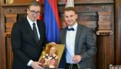 ИКОНА ИЗ ЗАВИЧАЈА: Драшко Станивуковић је поклоне за Вучића бирао са посебном пажњом ИКОНА ИЗ ЗАВИЧАЈА: Драшко Станивуковић је поклоне за Вучића бирао са посебном пажњом