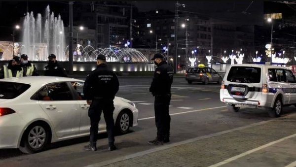 ПОЗНАТО ШТА СЕ ДЕСИЛО НА СЛАВИЈИ: Ево због чега су три лица лежала са лисицама на земљи ПОЗНАТО ШТА СЕ ДЕСИЛО НА СЛАВИЈИ: Ево због чега су три лица лежала са лисицама на земљи