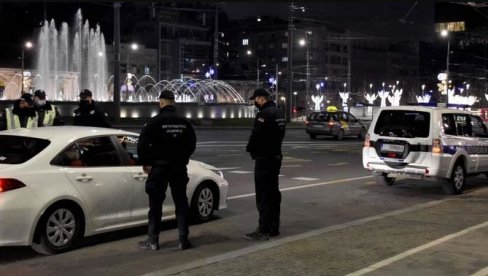 ПОЗНАТО ШТА СЕ ДЕСИЛО НА СЛАВИЈИ: Ево због чега су три лица лежала са лисицама на земљи ПОЗНАТО ШТА СЕ ДЕСИЛО НА СЛАВИЈИ: Ево због чега су три лица лежала са лисицама на земљи