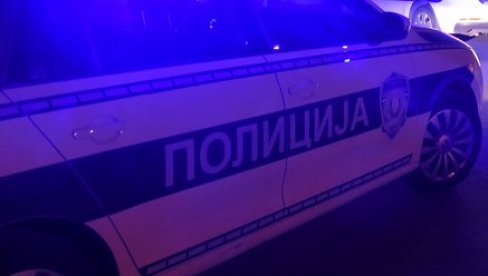 HOROR U LIPOVICI, SIN SA MAČETOM NAVODNO JURIO OCA: Muškarac došao da prijavi nasilje u porodici, pa preminuo ispred policijske stanice