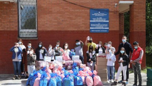 ТРАДИЦИОНАЛНО ДАРИВАЊЕ КАРАЂОРЂЕВИЋА: Принцеза Катарина поделила ускршње пакетиће деци у домовима Дринка Павловић и Јован Јовановић Змај ТРАДИЦИОНАЛНО ДАРИВАЊЕ КАРАЂОРЂЕВИЋА: Принцеза Катарина поделила ускршње пакетиће деци у домовима Дринка Павловић и Јован Јовановић Змај