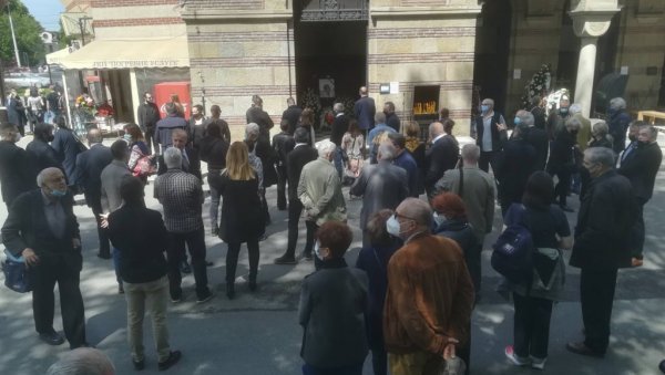 ОТКРИО ЈЕ ДУБИНЕ САВРЕМЕНОГ ДОБА: Велики уметник испраћен на вечни починак уз звуке фруле у кругу породице и пријатеља (ФОТО/ВИДЕО) ОТКРИО ЈЕ ДУБИНЕ САВРЕМЕНОГ ДОБА: Велики уметник испраћен на вечни починак уз звуке фруле у кругу породице и пријатеља (ФОТО/ВИДЕО)