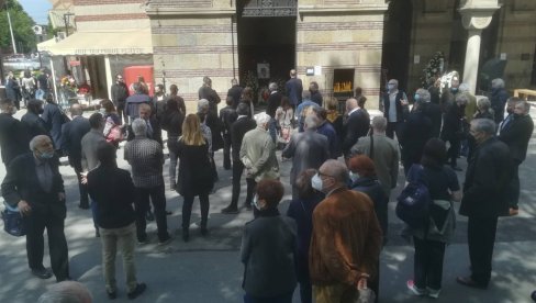 ОТКРИО ЈЕ ДУБИНЕ САВРЕМЕНОГ ДОБА: Велики уметник испраћен на вечни починак уз звуке фруле у кругу породице и пријатеља (ФОТО/ВИДЕО) ОТКРИО ЈЕ ДУБИНЕ САВРЕМЕНОГ ДОБА: Велики уметник испраћен на вечни починак уз звуке фруле у кругу породице и пријатеља (ФОТО/ВИДЕО)