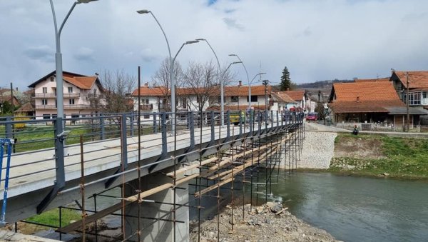 ПОЧЕЛИ ЗАВРШНИ РАДОВИ: Приводи се крају обнова пешачког моста на Млави ПОЧЕЛИ ЗАВРШНИ РАДОВИ: Приводи се крају обнова пешачког моста на Млави