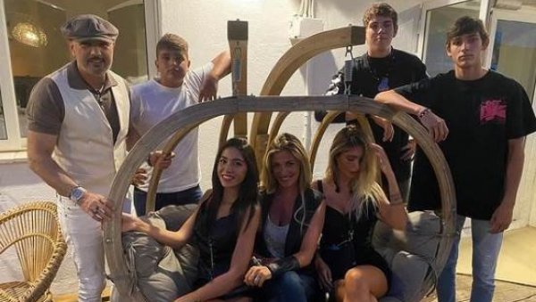 МИХАЈЛОВИЋЕВА ТАЈНА О КОЈОЈ СЕ МАЛО ЗНА: Синиша има ванбрачног сина, којег је упознао на инсистирање супруге Аријане, а сада не причају МИХАЈЛОВИЋЕВА ТАЈНА О КОЈОЈ СЕ МАЛО ЗНА: Синиша има ванбрачног сина, којег је упознао на инсистирање супруге Аријане, а сада не причају