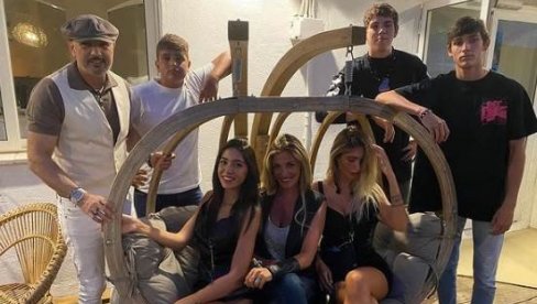 МИХАЈЛОВИЋЕВА ТАЈНА О КОЈОЈ СЕ МАЛО ЗНА: Синиша има ванбрачног сина, којег је упознао на инсистирање супруге Аријане, а сада не причају МИХАЈЛОВИЋЕВА ТАЈНА О КОЈОЈ СЕ МАЛО ЗНА: Синиша има ванбрачног сина, којег је упознао на инсистирање супруге Аријане, а сада не причају