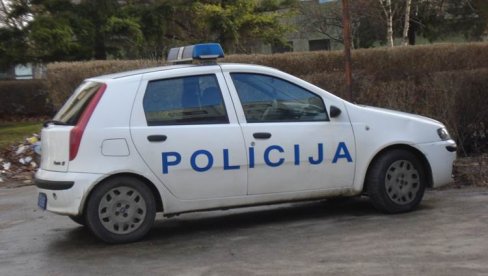 АКЦИЈА ПОЛИЦИЈЕ У НИШУ: Ухапшени мушкарци након што су из аутомобила избацили пакет са хероином АКЦИЈА ПОЛИЦИЈЕ У НИШУ: Ухапшени мушкарци након што су из аутомобила избацили пакет са хероином