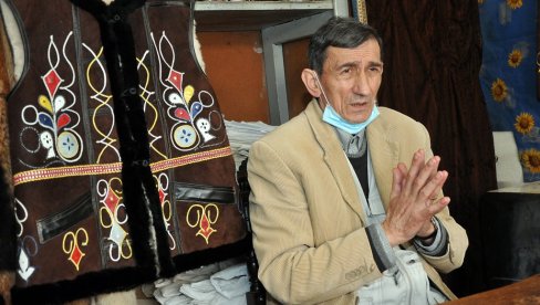 PONOSAN SAM NA KOŽUH ZA PATRIJARHA PAVLA: Poslednji bijeljinski ćurčija Đorđe Drvenica skinuo tablu sa svoje zanatske radnje PONOSAN SAM NA KOŽUH ZA PATRIJARHA PAVLA: Poslednji bijeljinski ćurčija Đorđe Drvenica skinuo tablu sa svoje zanatske radnje