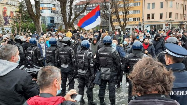 ПОЛИЦИЈА ПОДНЕЛА ИЗВЕШТАЈЕ: Нису поштовали здравствене прописе током протеста угоститеља у Бањалуци ПОЛИЦИЈА ПОДНЕЛА ИЗВЕШТАЈЕ: Нису поштовали здравствене прописе током протеста угоститеља у Бањалуци