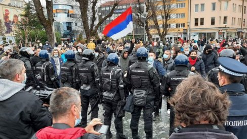 ПОЛИЦИЈА ПОДНЕЛА ИЗВЕШТАЈЕ: Нису поштовали здравствене прописе током протеста угоститеља у Бањалуци ПОЛИЦИЈА ПОДНЕЛА ИЗВЕШТАЈЕ: Нису поштовали здравствене прописе током протеста угоститеља у Бањалуци