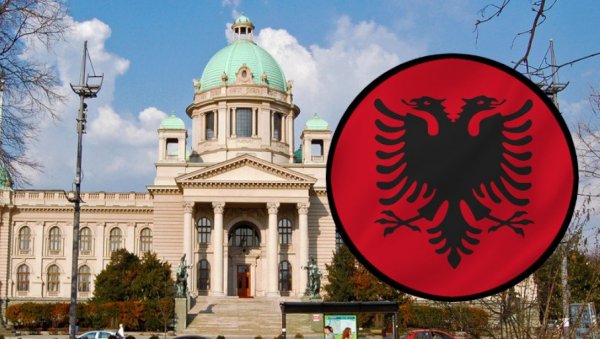 АЛБАНСКА ПРОВОКАЦИЈА ИСПРЕД СКУПШТИНЕ: Полиција моментално реаговала, изгредници приведени АЛБАНСКА ПРОВОКАЦИЈА ИСПРЕД СКУПШТИНЕ: Полиција моментално реаговала, изгредници приведени