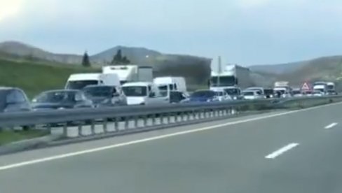 POTPUNI ZASTOJ NA MILOŠU VELIKOM: Zadržavanja i do sat vremena - evo gde je najkritičnije (VIDEO) POTPUNI ZASTOJ NA MILOŠU VELIKOM: Zadržavanja i do sat vremena - evo gde je najkritičnije (VIDEO)
